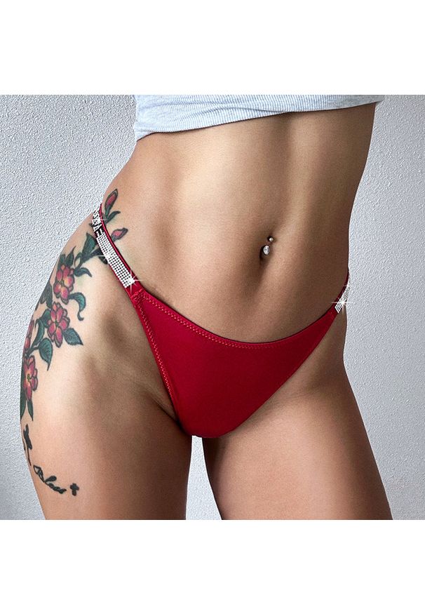 Intica - Majtki z ozdobną gumką podkreślające sylwetkę Magga. Kolor: czerwony. Materiał: materiał