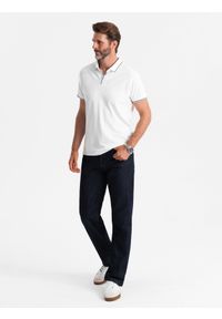 Ombre Clothing - Koszulka męska polo z dzianiny pique bez guzików - biała V1 - Rozmiar: XXL. Okazja: do pracy, na co dzień. Typ kołnierza: polo. Kolor: biały. Materiał: dzianina. Wzór: aplikacja, ze splotem, paski. Styl: klasyczny, sportowy, wizytowy, casual #4