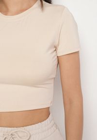 Born2be - Beżowy T-shirt z Wiskozą o Dopasowanym Kroju Typu Crop Top Folirra. Okazja: na co dzień. Kolor: beżowy. Materiał: wiskoza. Styl: klasyczny, casual #7