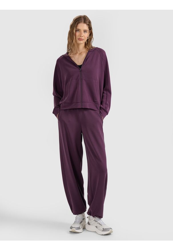 4f - 4F Spodnie dresowe z szerokimi nogawkami z modalem damskie - fioletowe S. Stan: podwyższony. Kolor: fioletowy. Materiał: dresówka. Wzór: gładki