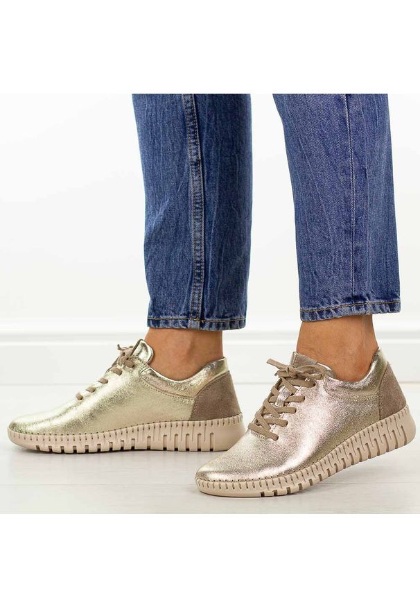 Złote skórzane półbuty damskie T.Sokolski 2501. Okazja: na co dzień. Nosek buta: okrągły. Zapięcie: sznurówki. Kolor: złoty. Materiał: skóra. Szerokość cholewki: normalna. Sezon: wiosna, jesień, lato. Styl: casual, elegancki, klasyczny