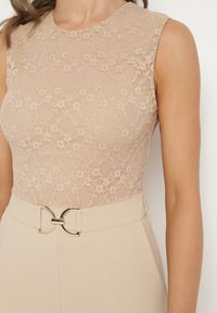 Born2be - Jasnobeżowy Kombinezon bez Rękawów z Metaliczną Ozdobą i Prostymi Nogawkami Karivalle. Okazja: na co dzień. Kolor: beżowy. Długość rękawa: bez rękawów. Wzór: aplikacja. Styl: casual, elegancki, klasyczny #2