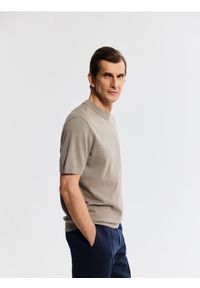 Reserved - Sweter z krótkim rękawem - beżowy. Kolor: beżowy. Materiał: dzianina, bawełna. Długość rękawa: krótki rękaw. Długość: krótkie