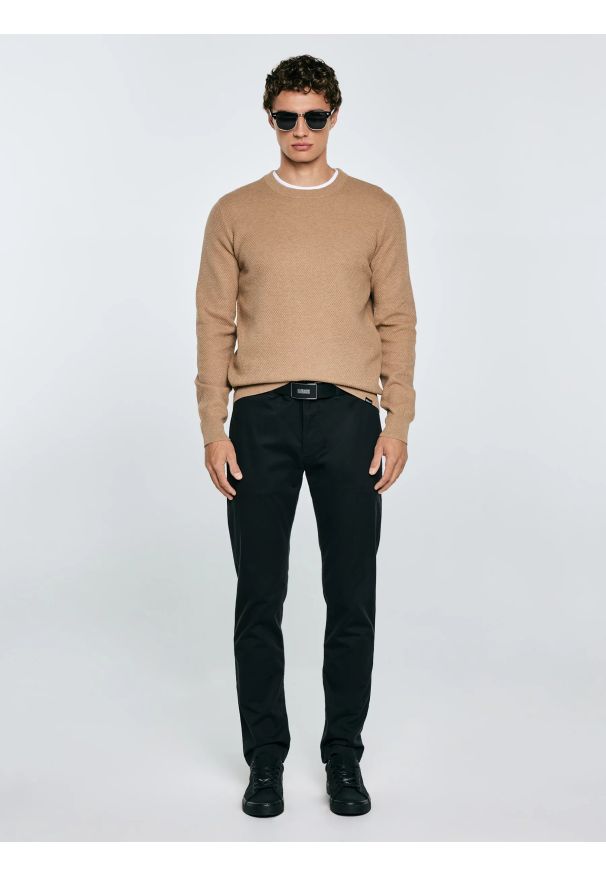 Big-Star - Sweter męski o teksturalnym splocie bawełniany brązowy Reylon 802. Okazja: na co dzień. Kolor: brązowy. Materiał: bawełna. Wzór: ze splotem. Styl: elegancki, casual, klasyczny