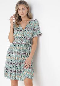 Born2be - Zielona Wiskozowa Sukienka Mini z Gumką i Materiałowym Paskiem w Pasie Upshaw. Okazja: na co dzień. Kolor: zielony. Materiał: materiał, wiskoza. Wzór: geometria. Typ sukienki: proste. Styl: casual. Długość: mini #1