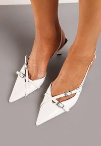 Renee - Białe Lakierowane Sandały z Obcasem Kaczuszką Ozdobione Paskami ze Sprzączkami Falinivia. Okazja: na co dzień. Nosek buta: szpiczasty. Zapięcie: pasek. Kolor: biały. Wzór: aplikacja. Materiał: lakier. Obcas: na obcasie. Styl: casual, elegancki. Wysokość obcasa: średni #4