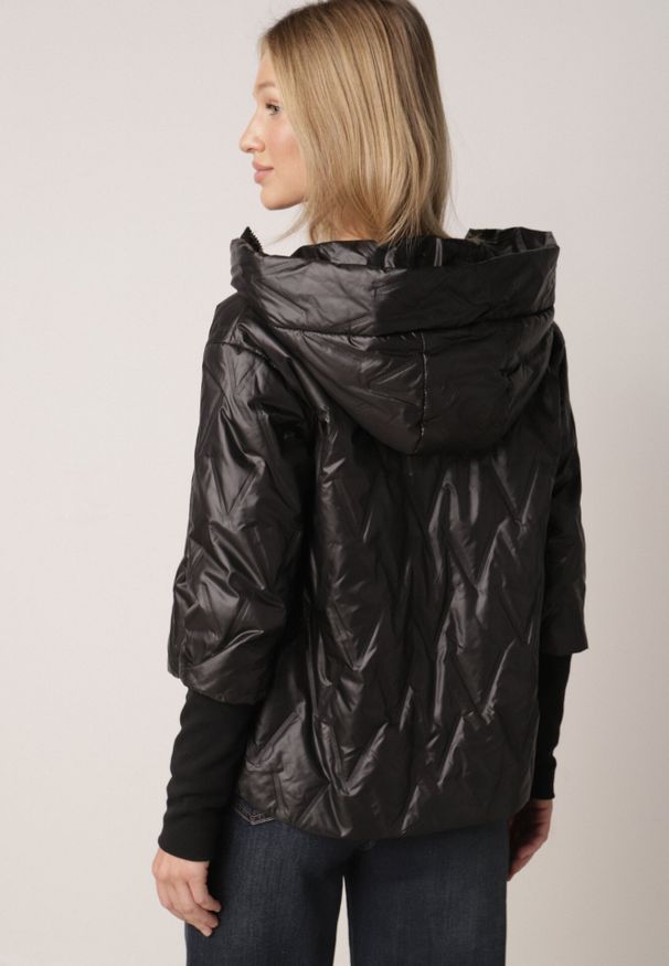 Born2be - Czarna Kurtka z Kapturem Pikowana z Materiałowymi Wykończeniami Sofie. Okazja: na co dzień. Typ kołnierza: kaptur. Kolor: czarny. Materiał: materiał. Styl: casual
