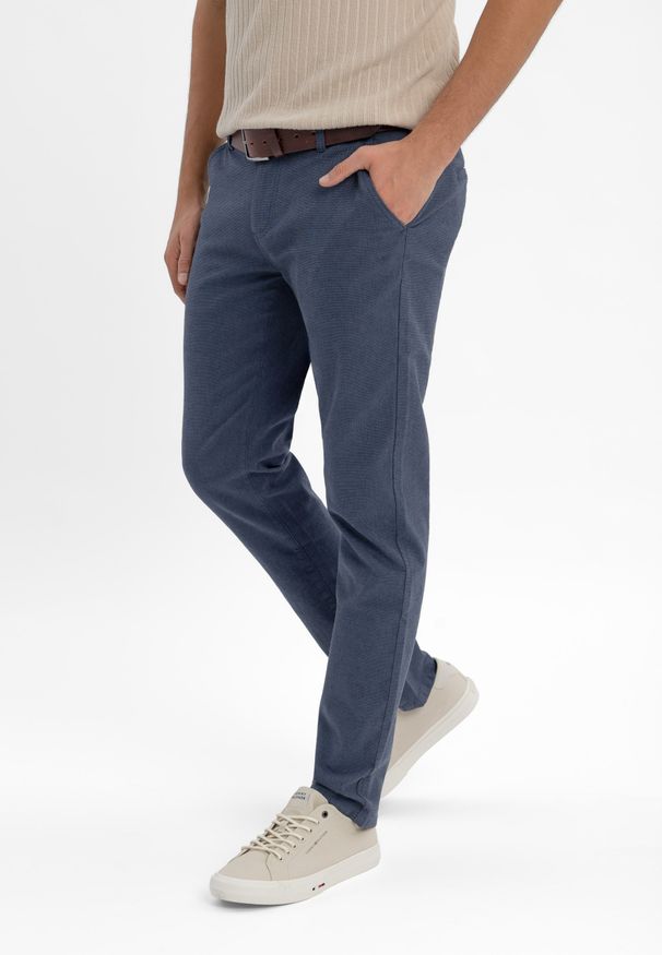 Volcano - Chinosy ze strukturą R-MARO. Okazja: na co dzień. Materiał: elastan, bawełna, materiał. Sezon: wiosna, lato. Styl: casual