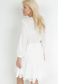 Born2be - Biała Rozkloszowana Sukienka Mini z Ozdobnym Dekoltem i Gumką w Pasie Braely. Kolor: biały. Materiał: jeans, guma. Długość rękawa: krótki rękaw. Wzór: aplikacja. Styl: elegancki. Długość: mini #5