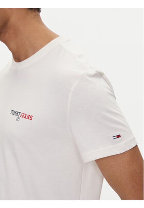 Tommy Jeans T-Shirt Dna Graphic DM0DM20815 Biały Regular Fit. Kolor: biały. Materiał: bawełna