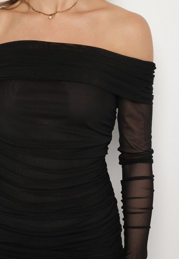 Born2be - Czarna Taliowana Sukienka Typu Hiszpanka z Transparentnymi Wstawkami Halacia. Typ kołnierza: dekolt hiszpanka. Kolor: czarny. Styl: elegancki