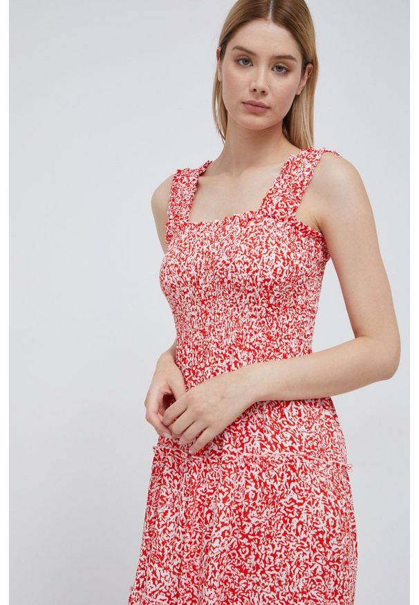 Vero Moda sukienka kolor czerwony midi rozkloszowana. Kolor: czerwony. Materiał: wiskoza, materiał, tkanina. Długość rękawa: na ramiączkach. Typ sukienki: rozkloszowane. Długość: midi