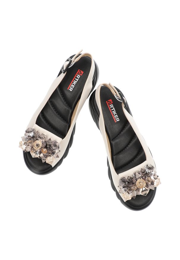 Beżowe Sandały Artiker Stylowe Obuwie Damskie Z Kryształami. Okazja: na spotkanie biznesowe. Kolor: beżowy. Sezon: lato. Styl: elegancki