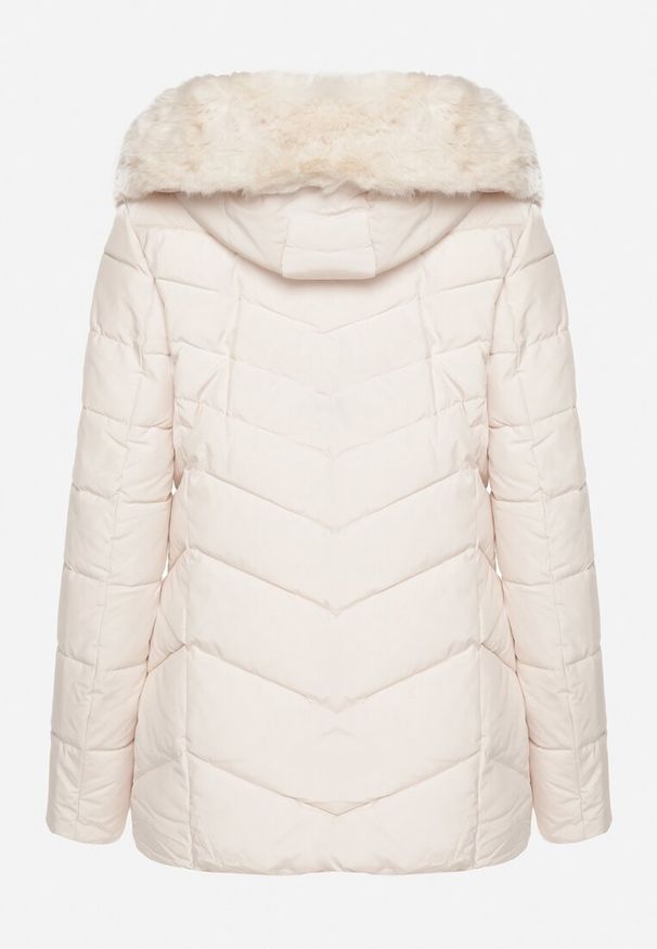 Born2be - Jasnobeżowa Pikowana Kurtka z Odpinanym Kapturem z Futerkiem Zinmora. Okazja: na co dzień. Kolor: beżowy. Materiał: futro. Długość rękawa: długi rękaw. Długość: długie. Sezon: zima. Styl: klasyczny, casual, elegancki