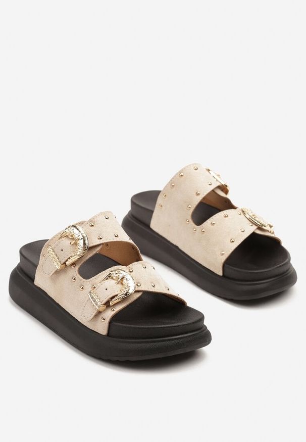 Born2be - Beżowe Klapki z Paskami z Klamrami i Ozdobnymi Nitami Daniffia. Okazja: na co dzień. Nosek buta: otwarty. Kolor: beżowy. Materiał: jeans. Sezon: lato, wiosna. Obcas: na obcasie. Styl: casual, rockowy. Wysokość obcasa: średni