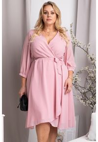 KARKO - Sukienka na komunię szyfonowa kopertowa rozkloszowana plus size NATALY letnia pudrowy róż PROMOCJA. Okazja: na komunię. Typ kołnierza: dekolt kopertowy. Kolekcja: plus size. Kolor: różowy. Wzór: nadruk, kwiaty. Typ sukienki: dla puszystych, kopertowe. Materiał: szyfon. Sezon: lato. Styl: boho, casual, klasyczny, biznesowy. Długość: midi