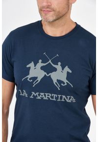 La Martina - LA MARTINA Granatowy t-shirt męski z szarym logo, Rozmiar XXL. Kolor: niebieski. Materiał: jersey, prążkowany. Wzór: nadruk #3