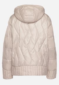 Born2be - Beżowa Dwustronna Kurtka Pikowana z Kieszeniami i Kapturem Eralethra. Okazja: na co dzień, na spacer. Kolor: beżowy. Materiał: jeans. Długość rękawa: długi rękaw. Długość: długie. Wzór: aplikacja. Styl: casual, elegancki #6