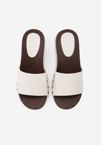 Born2be - Białe Klapki w Klasycznym Stylu z Nitami Talove. Okazja: na co dzień. Kolor: biały. Styl: klasyczny #8