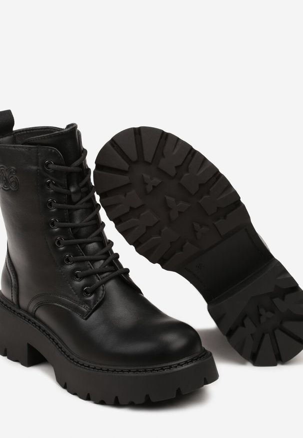 Renee - Czarne Sznurowane Botki Vices na Platformie w Stylu Workerów Ozdobione Tłoczeniem Neavilora. Okazja: na co dzień. Kolor: czarny. Materiał: jeans, wełna, skóra. Wzór: aplikacja. Obcas: na platformie. Styl: elegancki, casual