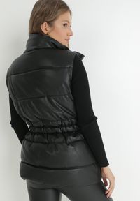 Born2be - Czarna Kamizelka z Ekoskóry Pikowana z Wiązanym Paskiem Talos. Kolor: czarny. Materiał: skóra, materiał. Długość rękawa: bez rękawów. Wzór: aplikacja, paski #4