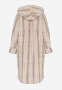 Born2be - Jasnobeżowy Płaszcz Futerko w Pionowy Wzór z Kapturem Cahroris. Typ kołnierza: kaptur. Kolor: beżowy. Materiał: futro. Styl: elegancki, klasyczny #7