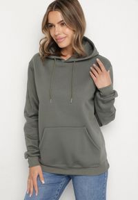 Born2be - Zielona Bluza z Kapturem i Kangurkową Kieszenią Envila. Okazja: na co dzień. Typ kołnierza: kaptur. Kolor: zielony. Materiał: jeans. Styl: elegancki, casual