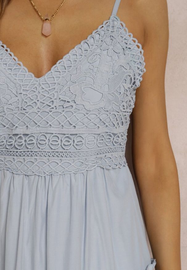 Renee - Niebieska Sukienka Iolosyne. Typ kołnierza: kołnierz z falbankami. Kolor: niebieski. Materiał: koronka, tkanina. Długość rękawa: na ramiączkach. Wzór: ażurowy, aplikacja, koronka, jednolity. Sezon: lato. Styl: boho. Długość: mini