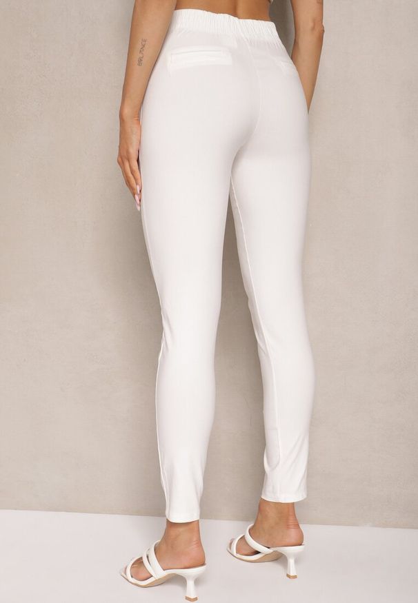 Renee - Białe Spodnie Skinny z Bawełną i Ozdobnymi Guzikami Arrimarela. Okazja: na co dzień. Stan: podwyższony. Kolor: biały. Materiał: bawełna. Styl: klasyczny, elegancki, casual