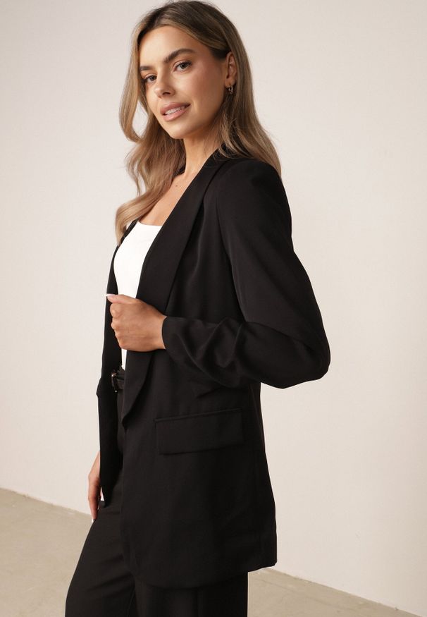 Born2be - Czarna Pudełkowa Marynarka bez Zapięcia z Marszczeniami na Rękawach Annaloa. Okazja: na co dzień, do pracy. Kolor: czarny. Materiał: jeans, materiał. Styl: elegancki, casual, wizytowy