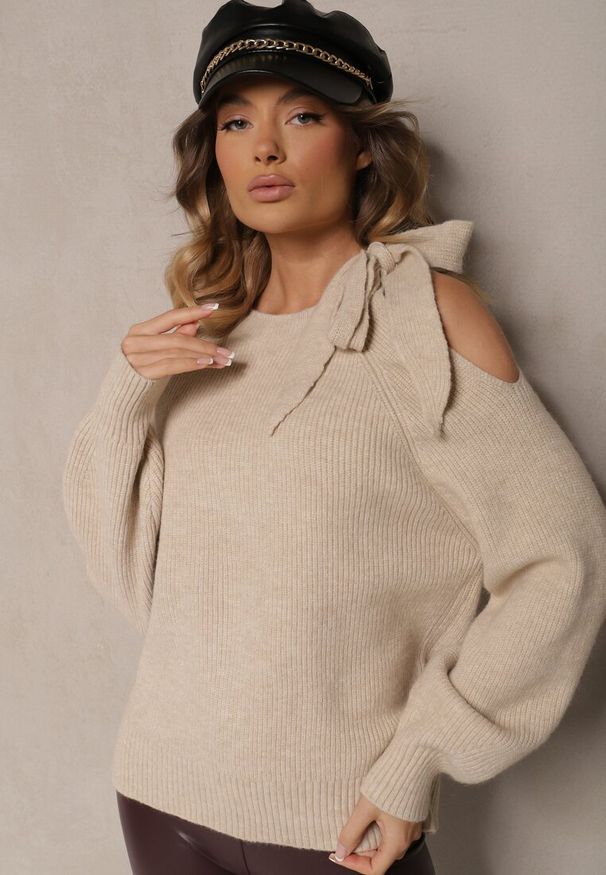 Renee - Beżowy Sweter z Ozdobnym Wiązaniem i Wycięciem na Ramieniu Eledi. Okazja: na co dzień, na spacer. Kolor: beżowy. Długość rękawa: długi rękaw. Długość: długie. Styl: klasyczny, elegancki, casual