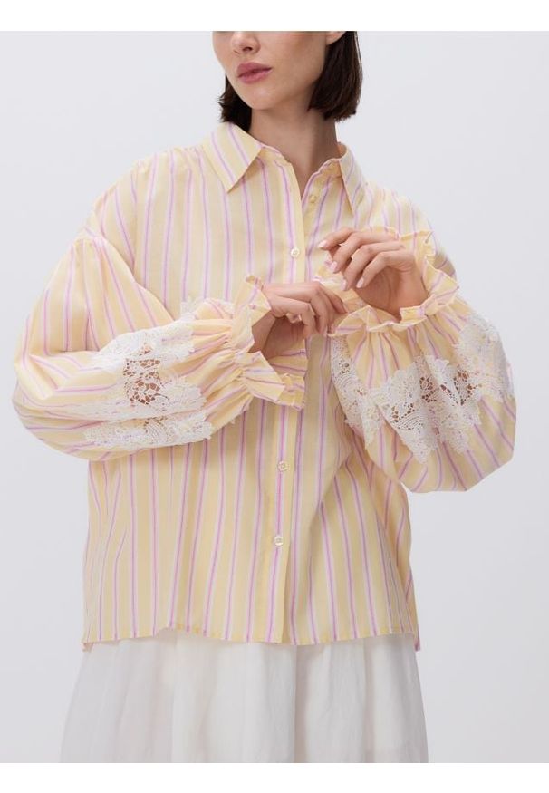 Reserved - Koszula z koronkową wstawką - jasnożółty. Kolor: żółty. Materiał: koronka