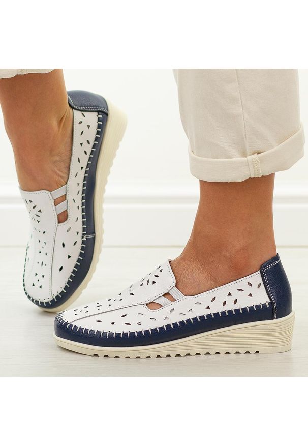 Białe przewiewne skórzane półbuty damskie na koturnie T.Sokolski W26-275. Zapięcie: bez zapięcia. Kolor: biały. Materiał: skóra. Szerokość cholewki: normalna. Wzór: ażurowy. Sezon: wiosna, jesień, lato. Obcas: na koturnie. Styl: klasyczny