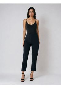 Sinsay - Cygaretki slim fit z wysokim stanem z domieszką wiskozy - czarny. Stan: podwyższony. Kolor: czarny. Materiał: wiskoza #1