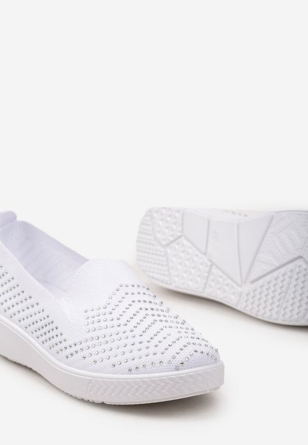 Born2be - Białe Tenisówki z Elastyczną Cholewką z Drobnymi Cyrkoniami Riwira. Okazja: na co dzień. Kolor: biały. Materiał: jeans. Szerokość cholewki: normalna. Obcas: na obcasie. Styl: casual. Wysokość obcasa: niski