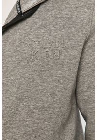 Calvin Klein - Bluza. Typ kołnierza: kaptur. Kolor: szary. Materiał: bawełna, poliester, materiał, dzianina. Wzór: gładki #4
