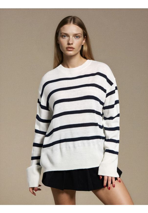 Sinsay - Sweter w paski - biały. Kolor: biały. Wzór: paski