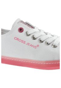 Trampki damskie Cross Jeans, z materiału tekstylnego o drobnym splocie z klasycznym sznurowaniem gumowym noskiem oraz płaską podeszwą z kontrastowym. Okazja: na co dzień. Zapięcie: sznurówki. Kolor: biały. Szerokość cholewki: normalna. Wzór: ze splotem, jednolity. Wysokość cholewki: przed kostkę. Materiał: materiał, guma. Sezon: lato. Obcas: na płaskiej podeszwie. Styl: klasyczny #4