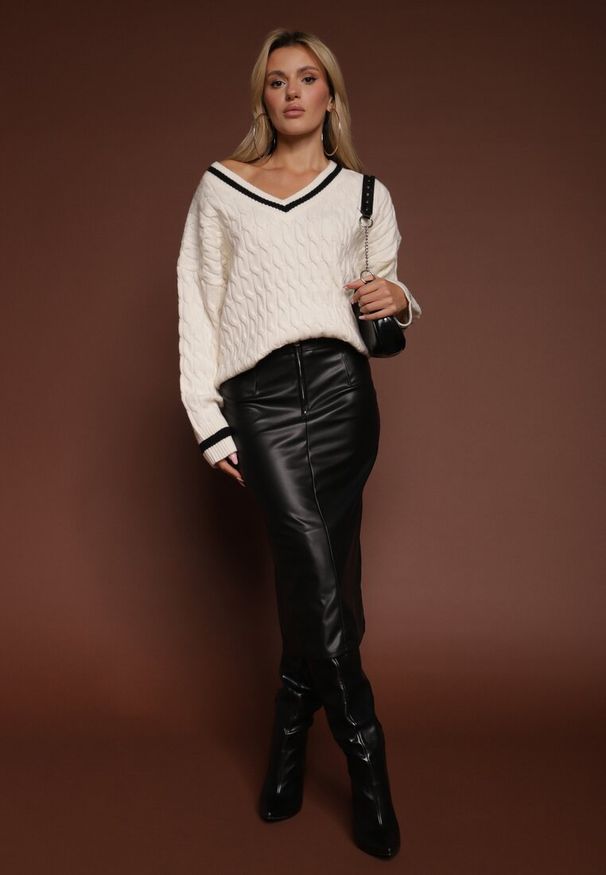 Renee - Jasnobeżowy Sweter w Stylu Preppy z Dodatkiem Kaszmiru i Warkoczowym Splotem Belmire. Okazja: na co dzień. Typ kołnierza: dekolt w serek. Kolor: beżowy. Materiał: kaszmir. Wzór: ze splotem. Styl: casual, klasyczny