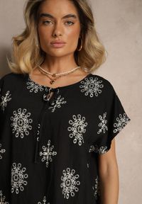 Renee - Czarna Bluzka z Wiskozą z Krótkim Rękawem Zdobiona Wiązaniem i Wzorem Boho Dannilsa. Okazja: na co dzień. Kolor: czarny. Materiał: wiskoza. Długość rękawa: krótki rękaw. Długość: krótkie. Wzór: aplikacja. Sezon: lato. Styl: boho