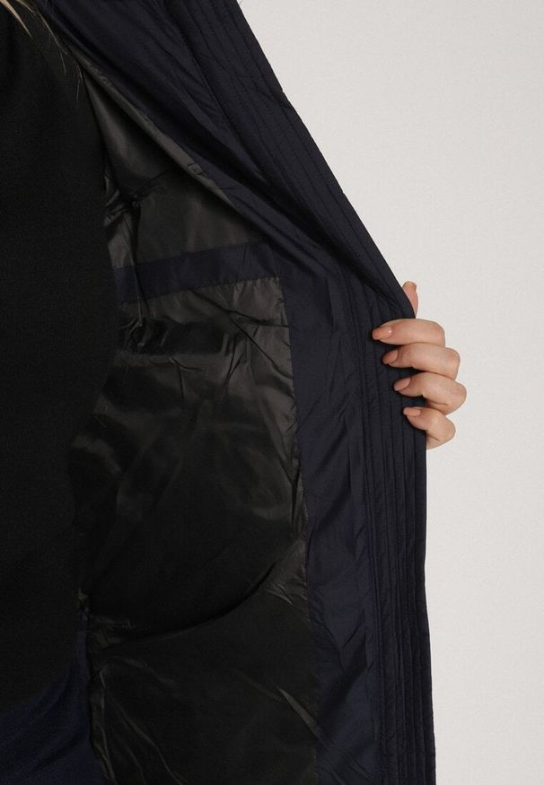 Born2be - Granatowa Długa Kurtka Pikowana z Kapturem i Bocznymi Suwakami Mevoressa. Okazja: na co dzień, na spacer. Typ kołnierza: kaptur. Kolekcja: plus size. Kolor: niebieski. Materiał: jeans, dzianina, poliester. Długość: długie. Styl: casual