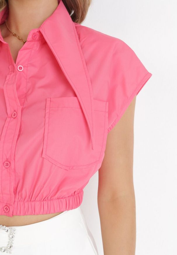 Born2be - Różowa Krótka Koszula z Wydłużonym Kołnierzykiem i Poduszkami na Ramionach Olianas. Kolor: różowy. Długość: krótkie