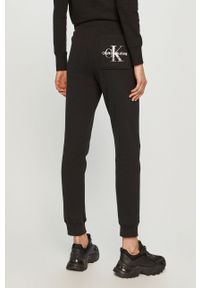 Calvin Klein Jeans - Spodnie. Kolor: czarny. Materiał: bawełna, dzianina. Wzór: gładki #3