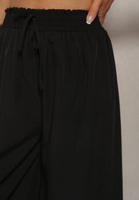 Renee - Czarne Spodnie High Waist z Szerokimi Nogawkami z Wiskozą Wykończone Gumką w Talii Crisantas. Okazja: na co dzień, na spotkanie biznesowe. Stan: podwyższony. Kolor: czarny. Materiał: wiskoza. Styl: biznesowy, elegancki, casual #3