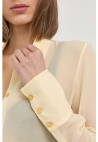 Patrizia Pepe koszula jedwabna kolor żółty regular z kołnierzykiem klasycznym. Okazja: na co dzień. Typ kołnierza: kołnierzyk klasyczny. Kolor: żółty. Materiał: jedwab. Długość rękawa: długi rękaw. Długość: długie. Styl: klasyczny #4