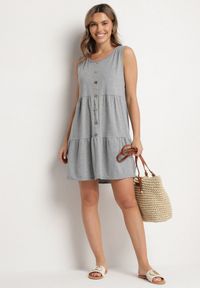 Born2be - Szara Sukienka o Rozkloszowanym Kroju na Szerokich Ramiączkach z Guzikami Saniella. Okazja: na co dzień. Kolor: szary. Długość rękawa: na ramiączkach. Typ sukienki: rozkloszowane. Styl: klasyczny, casual, elegancki #5