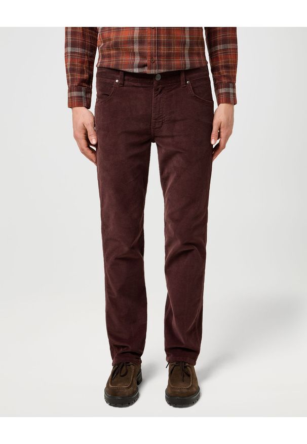 Wrangler - MESKIE SPODNIE SZTRUKSOWE WRANGLER GREENSBORO MAHOGANY 112370724. Materiał: sztruks