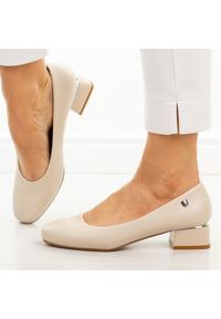 Cieliste czółenka damskie na obcasie Sergio Leone Pb417. Okazja: na wesele, na imprezę, na ślub cywilny. Materiał: skóra. Szerokość cholewki: normalna. Wzór: aplikacja. Sezon: wiosna, lato, jesień. Obcas: na obcasie. Styl: klasyczny, elegancki. Wysokość obcasa: niski #1