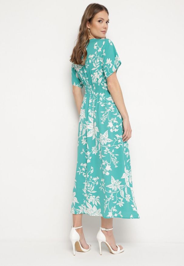 Born2be - Jasnozielona Sukienka Długa z Kopertową Górą w Kwiatowy Print Solmare. Okazja: na randkę, na co dzień. Kolor: zielony. Materiał: jeans. Długość rękawa: krótki rękaw. Wzór: kwiaty, nadruk. Typ sukienki: kopertowe. Styl: elegancki, casual, klasyczny. Długość: maxi