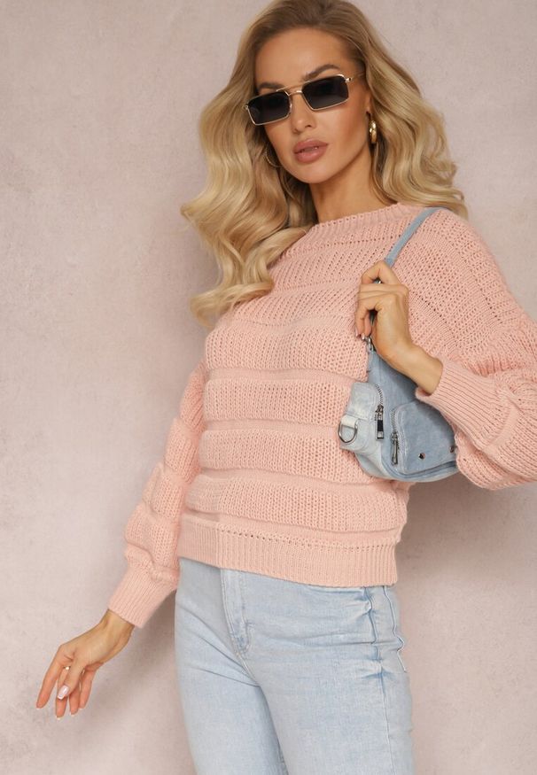 Renee - Różowy Sweter o Krótszym Luźnym Fasonie Olimppia. Kolor: różowy. Długość: krótkie. Wzór: jednolity. Sezon: zima, jesień